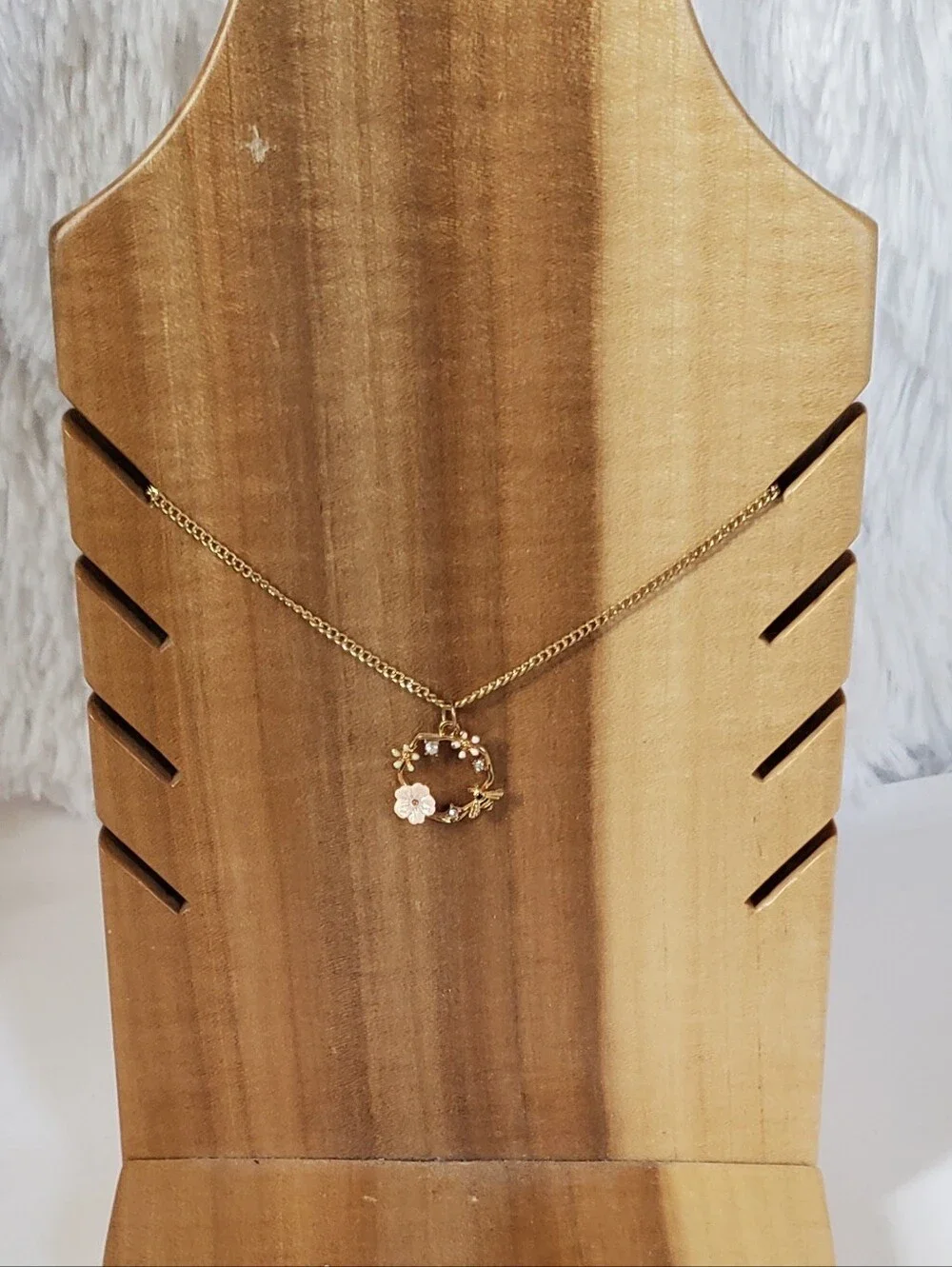 5/$25 NWOT Floral Bee Necklace